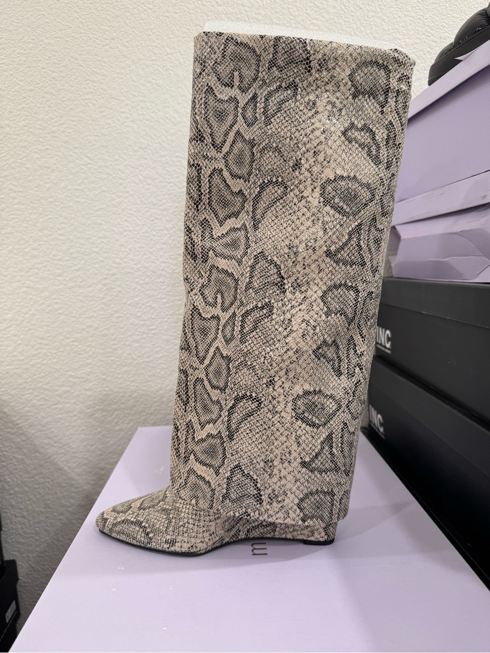 NWT Madden Girl Snake-Print Reptile Terrarium Hide - Taupe/Black tall boots - Picture 2 of 4